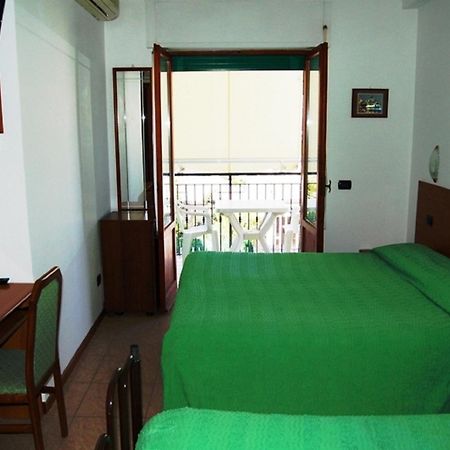 Hotel Ferrara Сан Бенедето дел Тронто Екстериор снимка