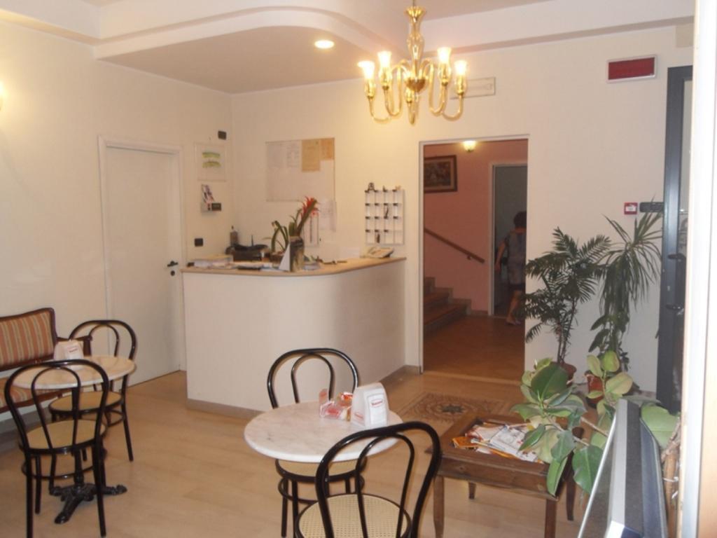 Hotel Ferrara Сан Бенедето дел Тронто Екстериор снимка