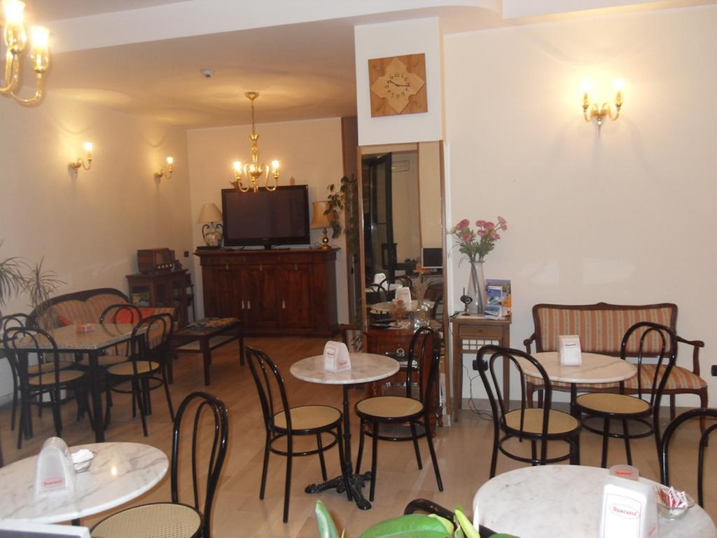 Hotel Ferrara Сан Бенедето дел Тронто Екстериор снимка
