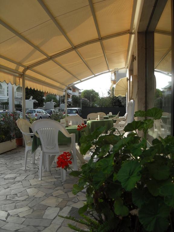 Hotel Ferrara Сан Бенедето дел Тронто Екстериор снимка