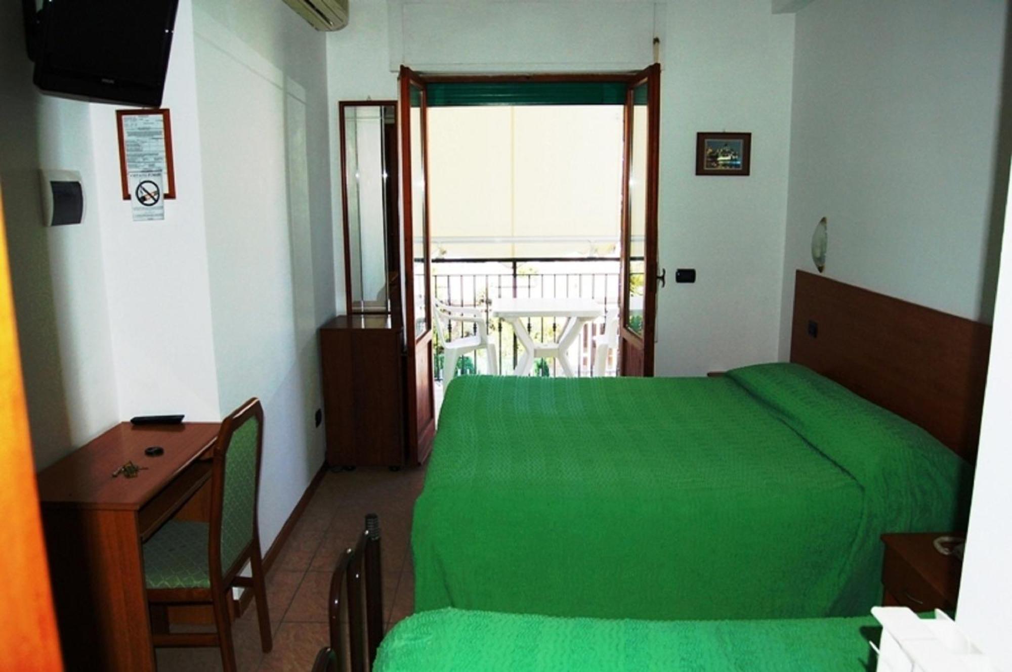 Hotel Ferrara Сан Бенедето дел Тронто Екстериор снимка