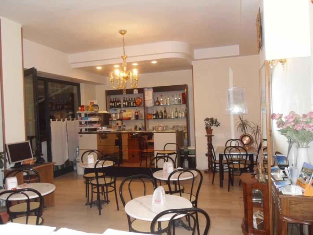 Hotel Ferrara Сан Бенедето дел Тронто Екстериор снимка